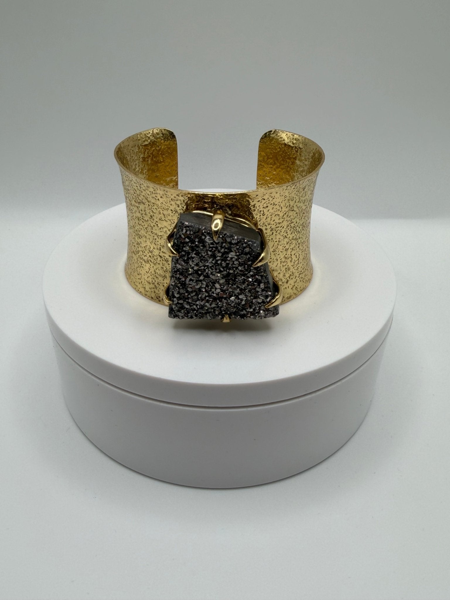 Druzy cuff - AVA Jewelry